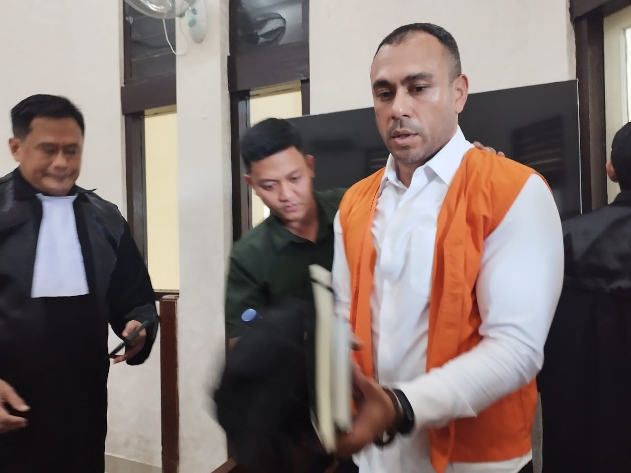 bule australia lamar aaron ahchee berjalan memasuki ruang si