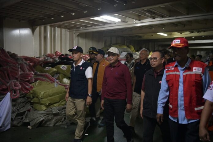 Wakil Gubernur Aceh, Fadhlullah, SE didampingi, Staf Ahli Gubernur Aceh, Almuniza Kamal, Plt. Kepala BPBA,Fadmi Ridwan menerima bantuan kemanusiaan dari PMI dan Dewan Masjid Indonesia (DMI) yang diserahkan oleh Ketua Bidang Organisasi PMI Pusat, Sudirman Said di Terminal Pelabuhan Krueng Geukueh, Jumat, (9/01/2026).