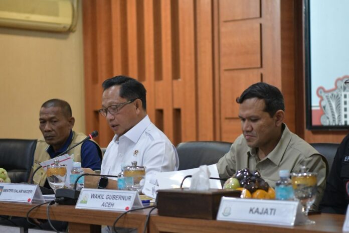 Wakil Gubernur Aceh, Fadhlullah, SE, mendampingi Mendagri, Tito Karnavian lakukan rapat kerja bersama Forkopimda, SKPA terkait dan juga bupati/walikota se-Aceh membahas percepatan pemulihan pasca bencana banjir dan longsor Aceh di ruang serbaguna Setda Aceh, Sabtu, (10/01/2026).
