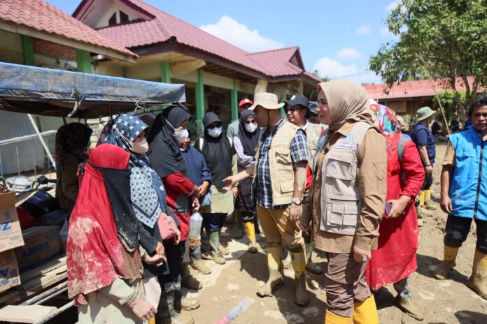 Ketua TP PKK Aceh Marlina Muzakir selaku Bunda Guru Aceh, didampingi Plt Kepala Dinas Pendidikan Aceh Murthalamuddin, menyemangati para guru, siswa dan wali siswa SLB Negeri Pembina Aceh Tamiang, yang terjun langsung membersihkan material lumpur di sekolah yang berada di Desa Landuh Kecamatan Rantau, Minggu (11/1/2025).