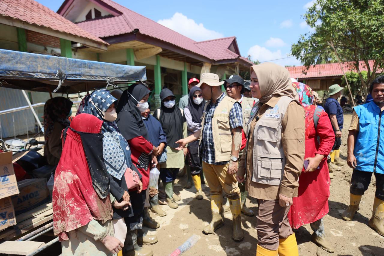 Ketua TP PKK Aceh Marlina Muzakir selaku Bunda Guru Aceh, didampingi Plt Kepala Dinas Pendidikan Aceh Murthalamuddin, menyemangati para guru, siswa dan wali siswa SLB Negeri Pembina Aceh Tamiang, yang terjun langsung membersihkan material lumpur di sekolah yang berada di Desa Landuh Kecamatan Rantau, Minggu (11/1/2025).