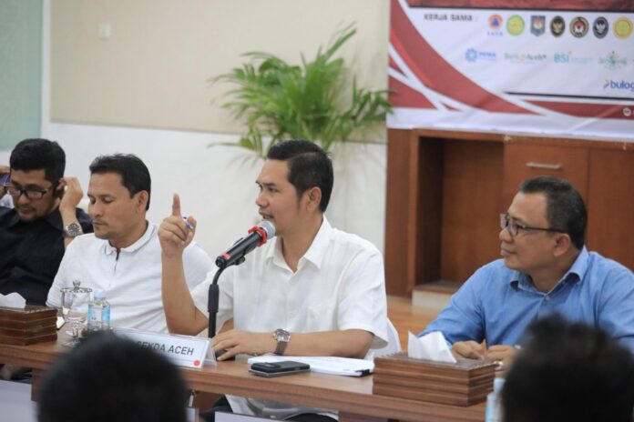 Sekda Aceh, M. Nasir, S.IP, MPA memimpin Rapat terkait Pertumbuhan Ekonomi Pasca Bencana Hidrometeorologi, yang jg d hadiri SKPA terkait dan LSM, NGO, di Posko Bencana Aceh, Lantai 3 Kantor Gub, Minggu, 11 Januari 2026.