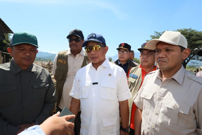 Wakil Gubernur Aceh, Fadhlullah, SE mendampingi Mendagri, Tito Karnavian dalam rangka meninjau dan menyerahkan bantuan secara simbolis di Kab. Aceh Tamiang, Minggu, 11 Januari 2026