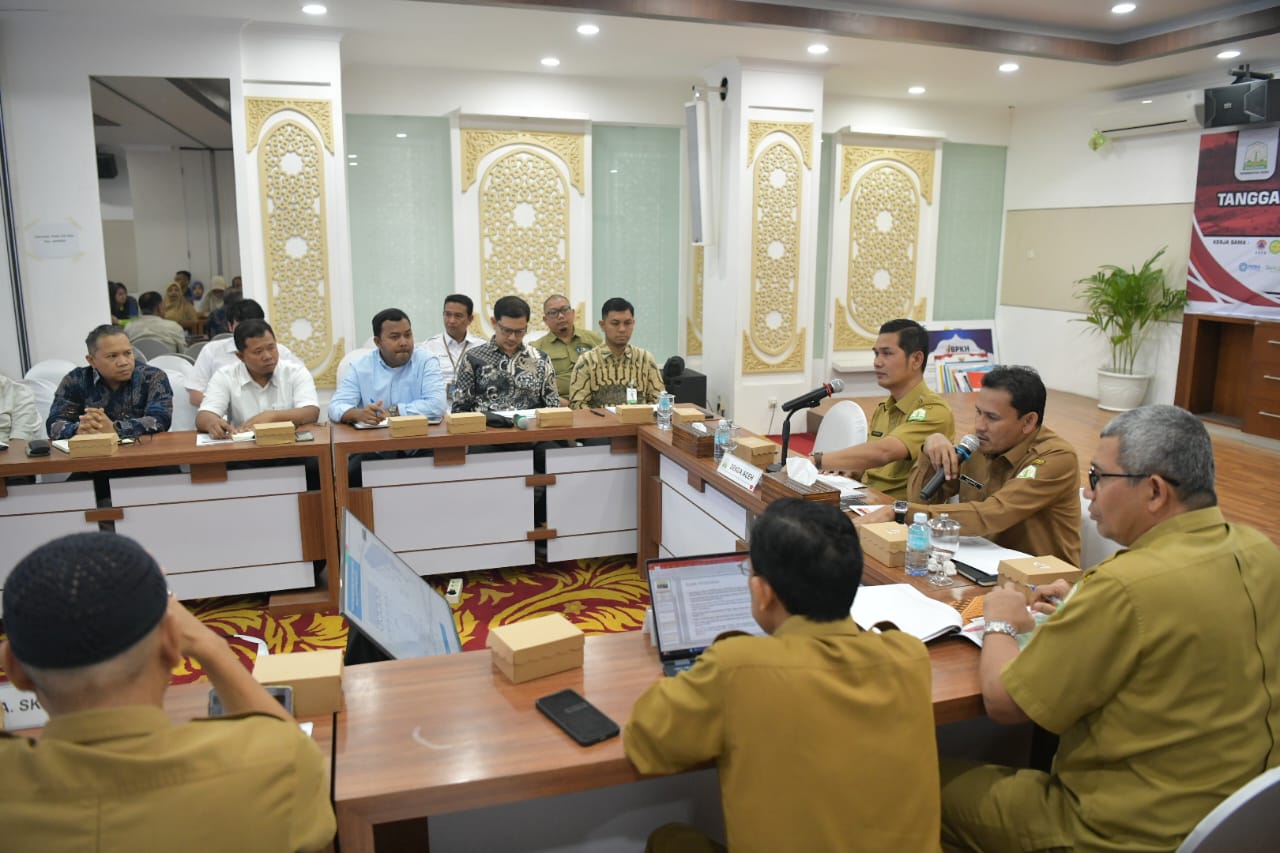 Sekda Aceh, M. Nasir didampingi Asisten II Sekda Aceh, Zulkifli Rapat Koordinasi Badan Usaha terhadap Tanggap Darurat dan Rehab Rekon Bencana Hidrometeorologi 2025 di Posko Tanggap Darurat Pemerintah Aceh, Kantor Gubernur Aceh, Senin, (12/01/2026).