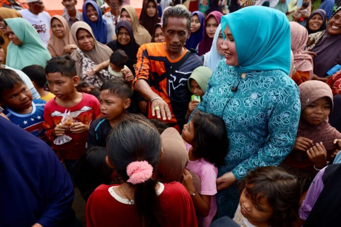 Ketua TP PKK Aceh Marlina Muzakir, bersama Ketua TP PKK Aceh Utara Musliana Ismail A Jalil, berdialog dengan warga, di posko pengungsian di Dusun Pasi Gampong Keude Bungkaih Kecamatan Muara Batu, Senin (12/1/2025).
