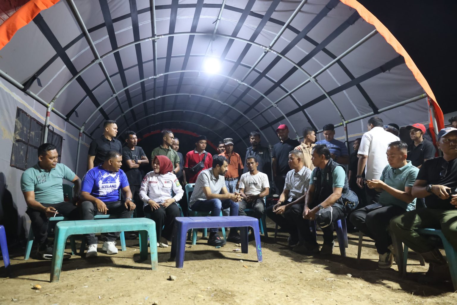 Gubernur Aceh Muzakir Manaf berdialog dengan warga di tempat pengungsian Gampong Gunci, Kecamatan Sawang, Aceh Utara, Senin (12/1/2026).