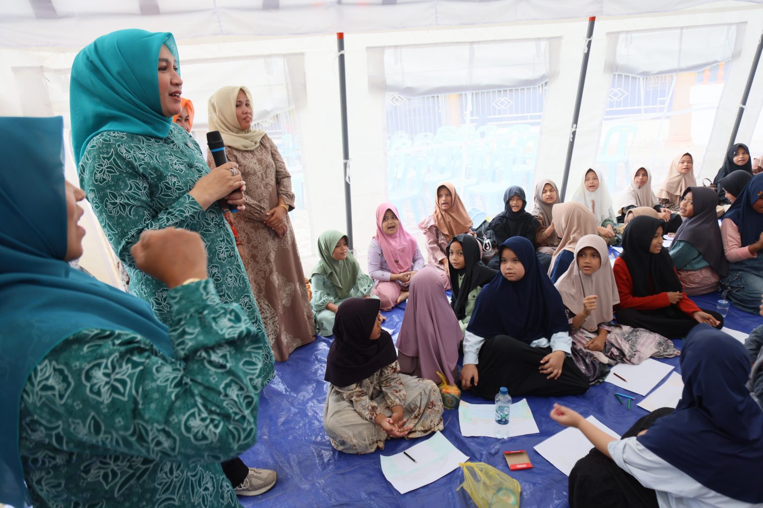 Tinjau Sekolah Darurat, Kak Na Ingatkan Pentingnya Semangat Belajar Anak-Anak Aceh