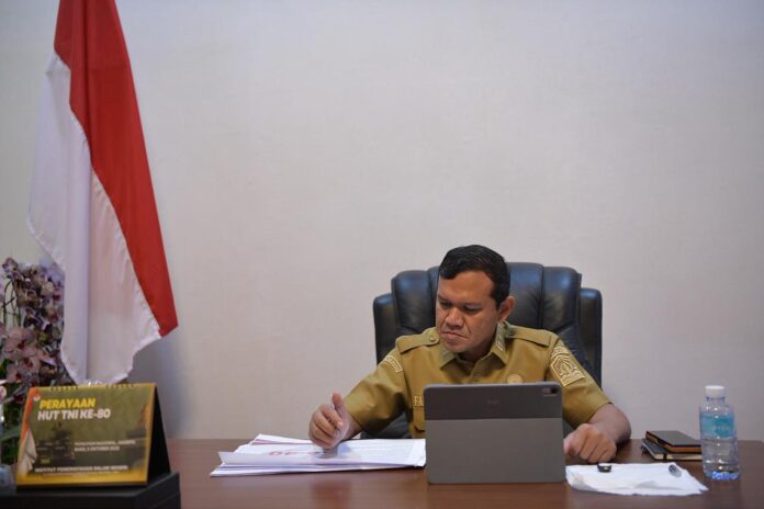 3 Wakil Gubernur Aceh, Fadhlullah, S.E mengikuti Rapat Koordinasi secara Virtual bersama kementrian dalam negeri dan Instansi terkait meyangkut pendataan kerusakan rumah, Fasilitas Umum, dan jumlah pengungsi terbaru Pasca Bencana Banjir dan Longsor Aceh 2025 di rumah dinas wakil gubernur aceh, selasa, (6/01/2025)