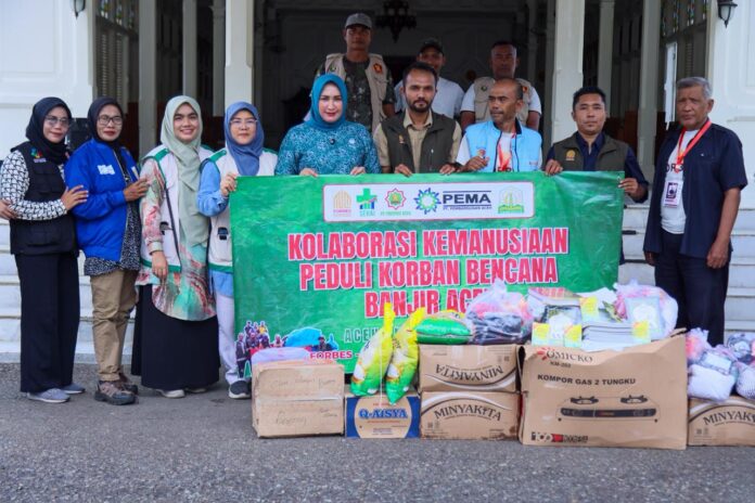 Ketua TP PKK Aceh Marlina Muzakir, melepas Forum Bersama Relawan Aceh yang akan berangkat menyalurkan bantuan dan memberi pelayanan trauma healing, ke Kecamatan Ketol dan Beutong Ateuh Beunggalang, di halaman depan Meuligoe Gubernur Aceh, Rabu (7/1/2025).
