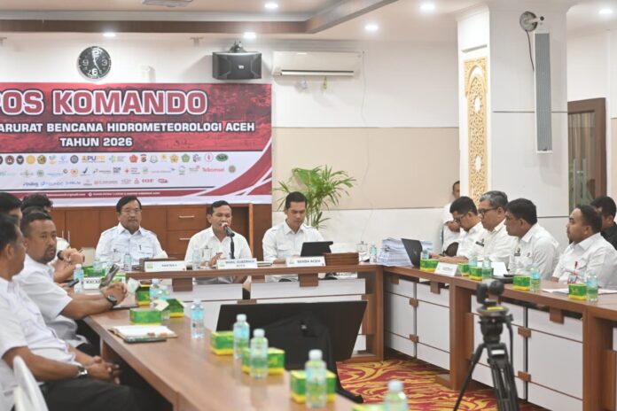 Wakil Gubernur Aceh, H. Fadlullah didampingi Sekda Aceh, M. Nasir dan sejumlah SKPA Terkait memimpin rapat koordinasi percepatan data kerusakan rumah pasca Bencana Hidro meteorologi Aceh secara zoom dengan Kabupaten Kota yang terdampak di Potensi Daerah Setda Aceh, Banda Aceh, (7/1/2026).