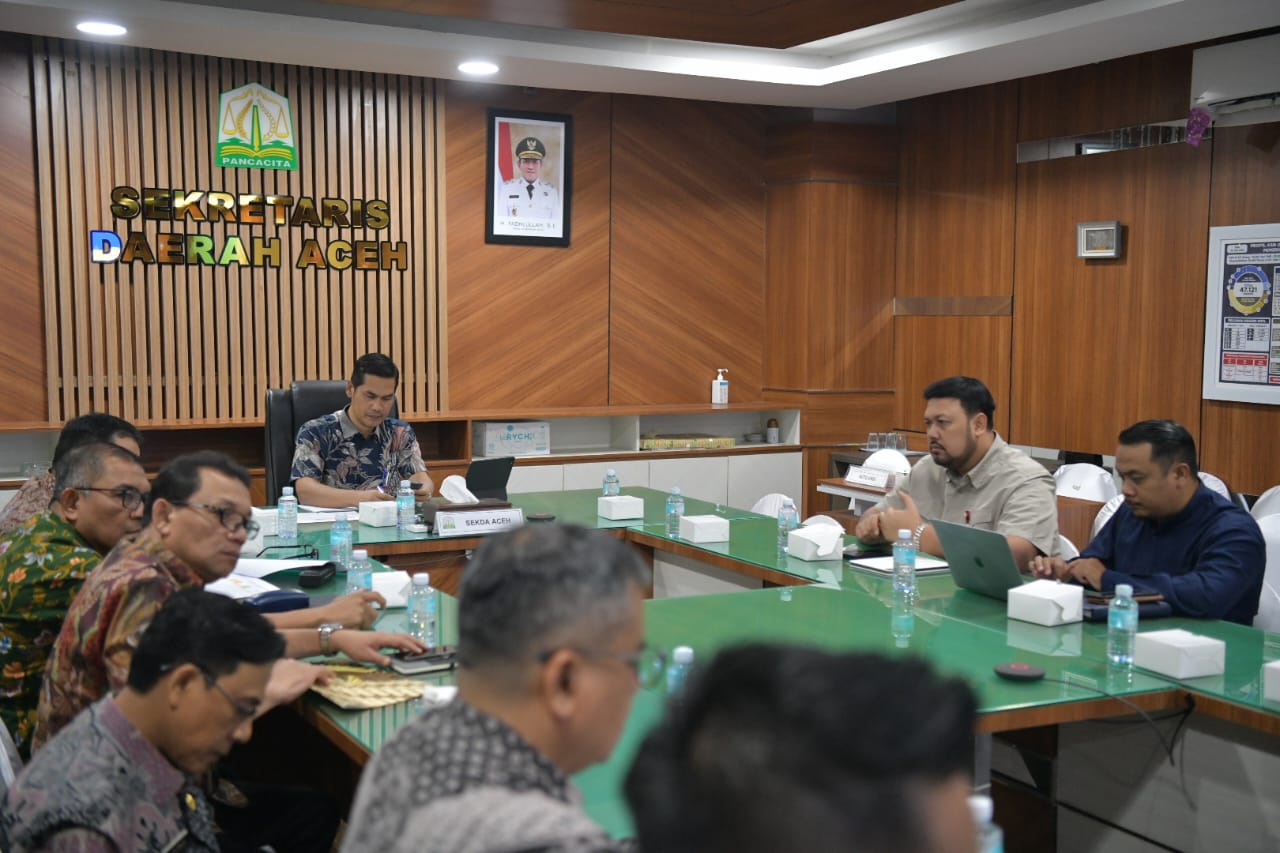 Sekda Aceh, M. Nasir didampingi Para Kepala SKPA Rapat Penyampaian Rencana Kerja Dukungan Rehabilitasi Lintas K/L dengan Kemenko Infrastruktur RI secara Zoom Meeting diruang rapat Sekda Aceh, Kantor Gubernur Aceh, Kamis, (08/01/2026).