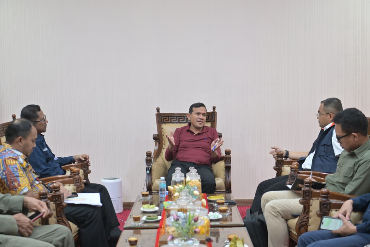 Wakil Gubernur Aceh, H. Fadlullah menerima Kunjungan Kerja Wakil Menteri BUMN Mahmuddin Yasin beserta rombongan di rumah dinas wakil Gubernur Aceh, Banda Aceh, (8/1/2026).
