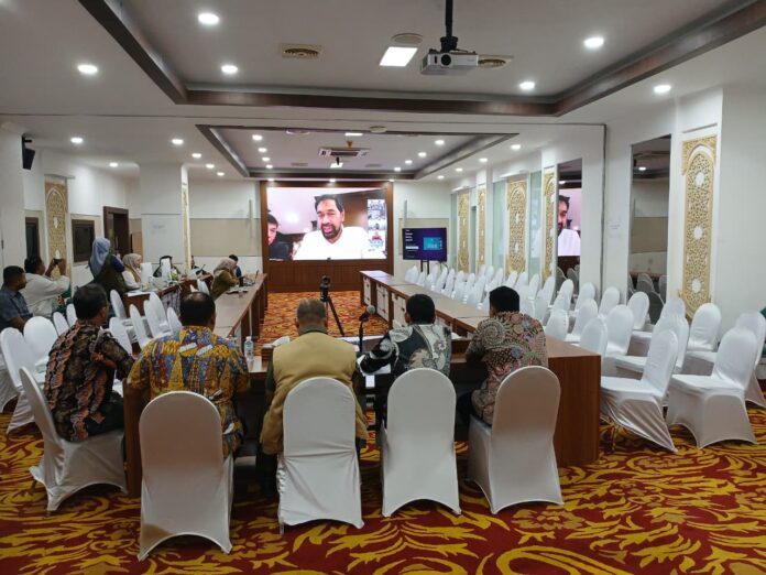 Gubernur Aceh, Muzakir Manaf di dampingi Wakil Gubernur Aceh, Fadhlullah, SE beserta unsur Forkopimda Aceh serta SKPA terkait menetapkan perpanjangan ketiga status tanggap darurat Bencana Hidrometeorologi Aceh Tahun 2026, selama 14 hari terhitung 9 s/d 22 Januari 2026 secara daring, Kamis, 8 Januari 2026