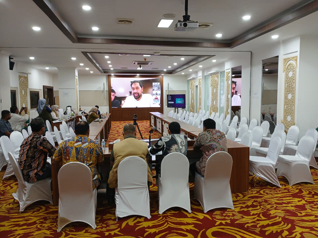 Gubernur Aceh, Muzakir Manaf di dampingi Wakil Gubernur Aceh, Fadhlullah, SE beserta unsur Forkopimda Aceh serta SKPA terkait menetapkan perpanjangan ketiga status tanggap darurat Bencana Hidrometeorologi Aceh Tahun 2026, selama 14 hari terhitung 9 s/d 22 Januari 2026 secara daring, Kamis, 8 Januari 2026