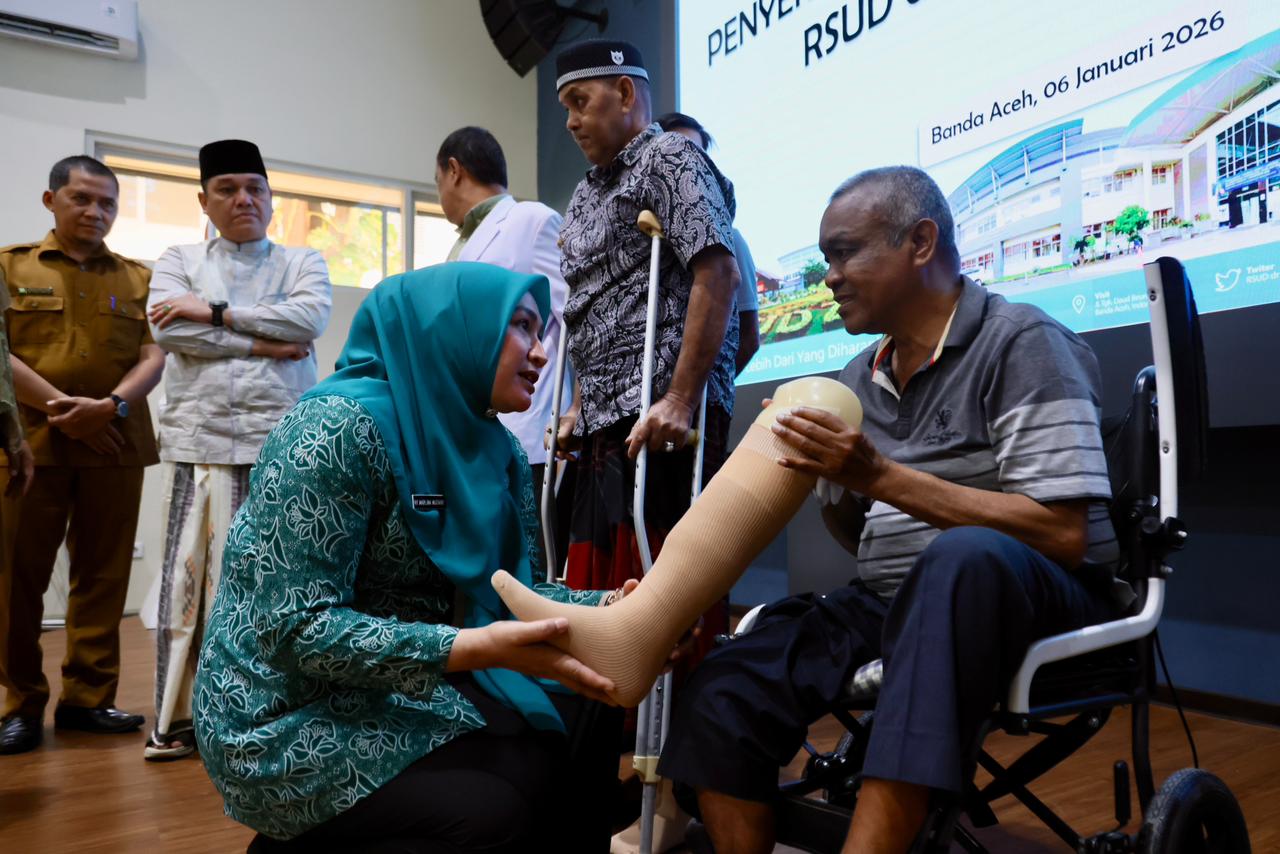 Ketua TP PKK Aceh Marlina Muzakir, menyerahkan kaki palsu bagi pasien Rumah Sakit Umum Daerah dr Zainoel Abidin, serta menyerahkan donasi untuk pegawai RSUDZA terdampak banjir bandang dan Peluncuran Duta Pelayanan Rawat Jalan, di Auditorium RSUDZA, Selasa (6/1/2026).