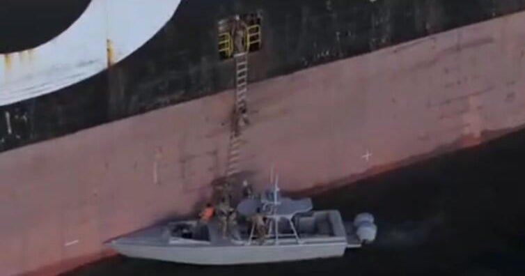 Iran Siarkan Video Penyitaan Kapal Kargo di Selat Hormuz, Trump Tunggu Kesepakatan Terbaik