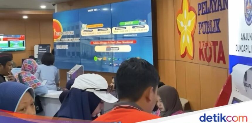 Disdukcapil Diserbu Warga untuk Aktivasi IKD sebagai Syarat Anak Masuk Sekolah