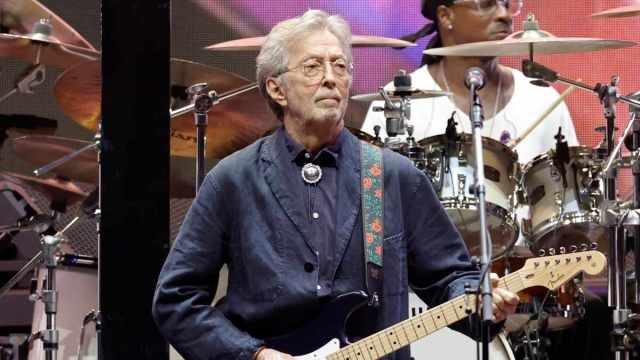 Eric Clapton Hentikan Konser di Madrid Setelah Dilempari Benda oleh Penonton