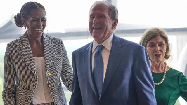 George W. Bush Berikan Ulasan Singkat tentang Potret Obama