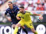 Unai Simón Curiakan Perhatian di Pertandingan Melawan Uruguay