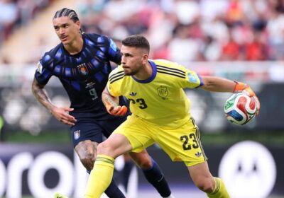 Unai Simón Curiakan Perhatian di Pertandingan Melawan Uruguay