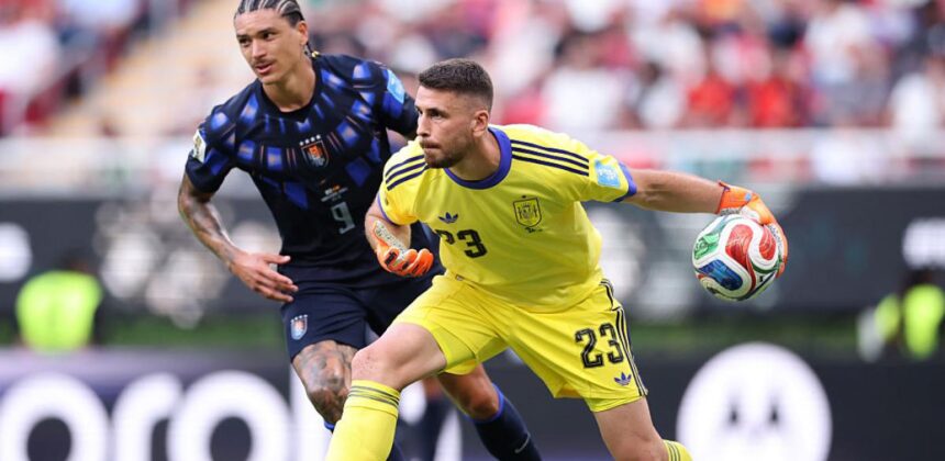 Unai Simón Curiakan Perhatian di Pertandingan Melawan Uruguay