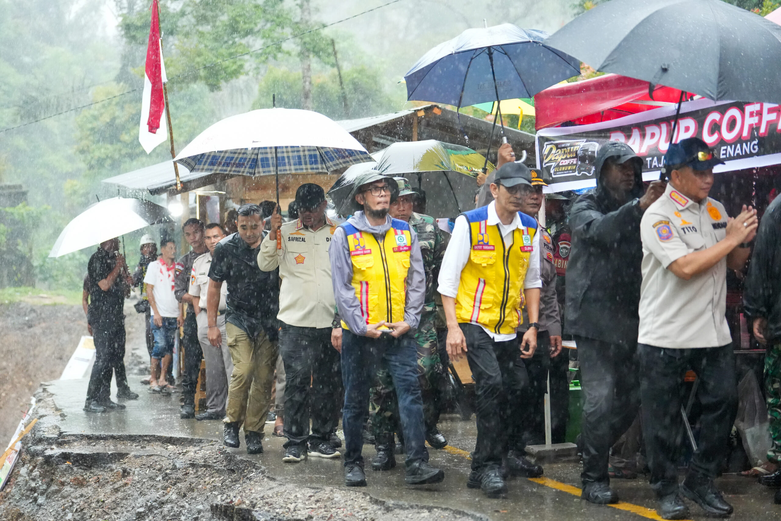 Merajut Asa di Lekukan Enang-Enang, Dari Jembatan Swadaya Menuju Ikon Baru Peradaban Gayo 2 Menteri Dalam Negeri Tirto Karnavian bersama Safrizal ZA, Kepala Posko Wilayah Satgas Percepatan Rehabilitasi dan Rekonstruksi (PRR) Pascabencana Aceh, saat meninjau jembatan Enang-enang Kabupaten Bener Meriah.
