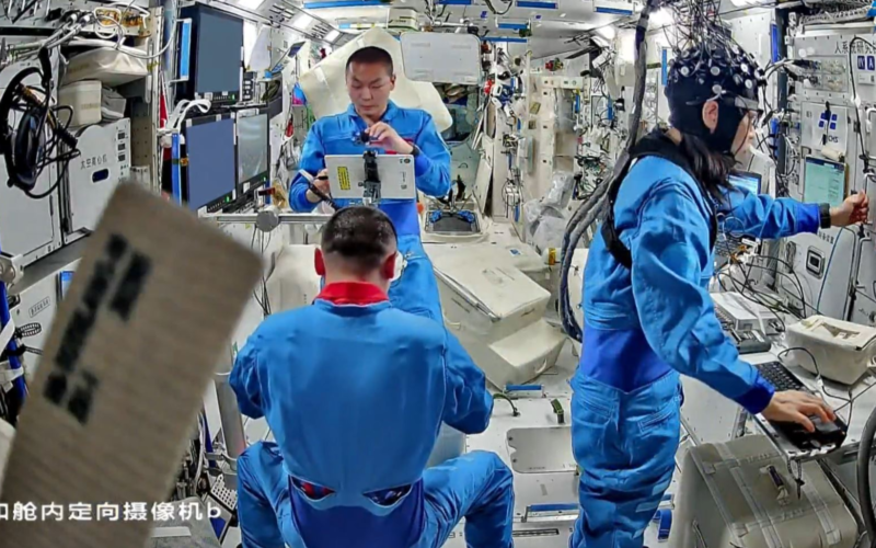 Astronot Pertama Hong Kong Lakukan Eksperimen di Luar Angkasa