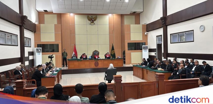 Hakim Kabulkan Eksepsi Dr Tifa, Dakwaan Dinyatakan Batal