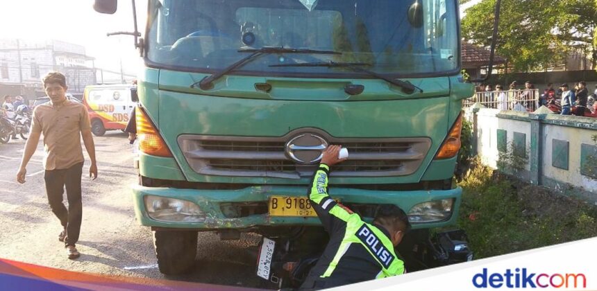 Kecelakaan Maut di Jombang, Truk Tabrak Motor dan Pejalan Kaki