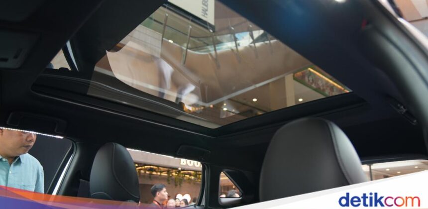 Mitsubishi New Xforce Hadirkan Fitur Panoramic Sunroof