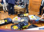 Polisi Temukan 74 Kg Emas Tersembunyi di Brankas Rumah Mewah