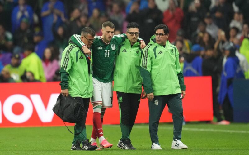 Santiago Giménez Dilarikan ke Rumah Sakit Usai Cedera Parah
