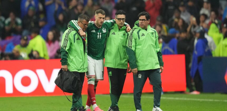 Santiago Giménez Dilarikan ke Rumah Sakit Usai Cedera Parah