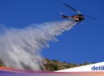 Dua Helikopter Damkar Bertabrakan di Yunani Saat Padamkan Kebakaran