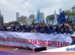 Penutupan Jalan Sudirman Menuju Bundaran HI Akibat Aksi Buruh