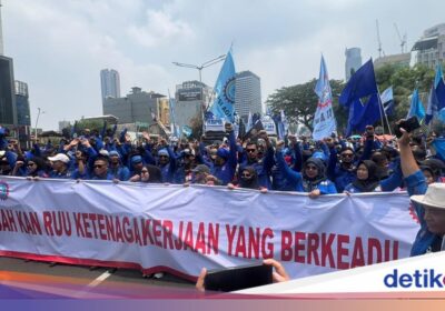 Penutupan Jalan Sudirman Menuju Bundaran HI Akibat Aksi Buruh
