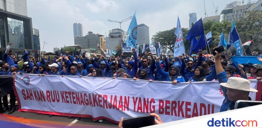 Penutupan Jalan Sudirman Menuju Bundaran HI Akibat Aksi Buruh