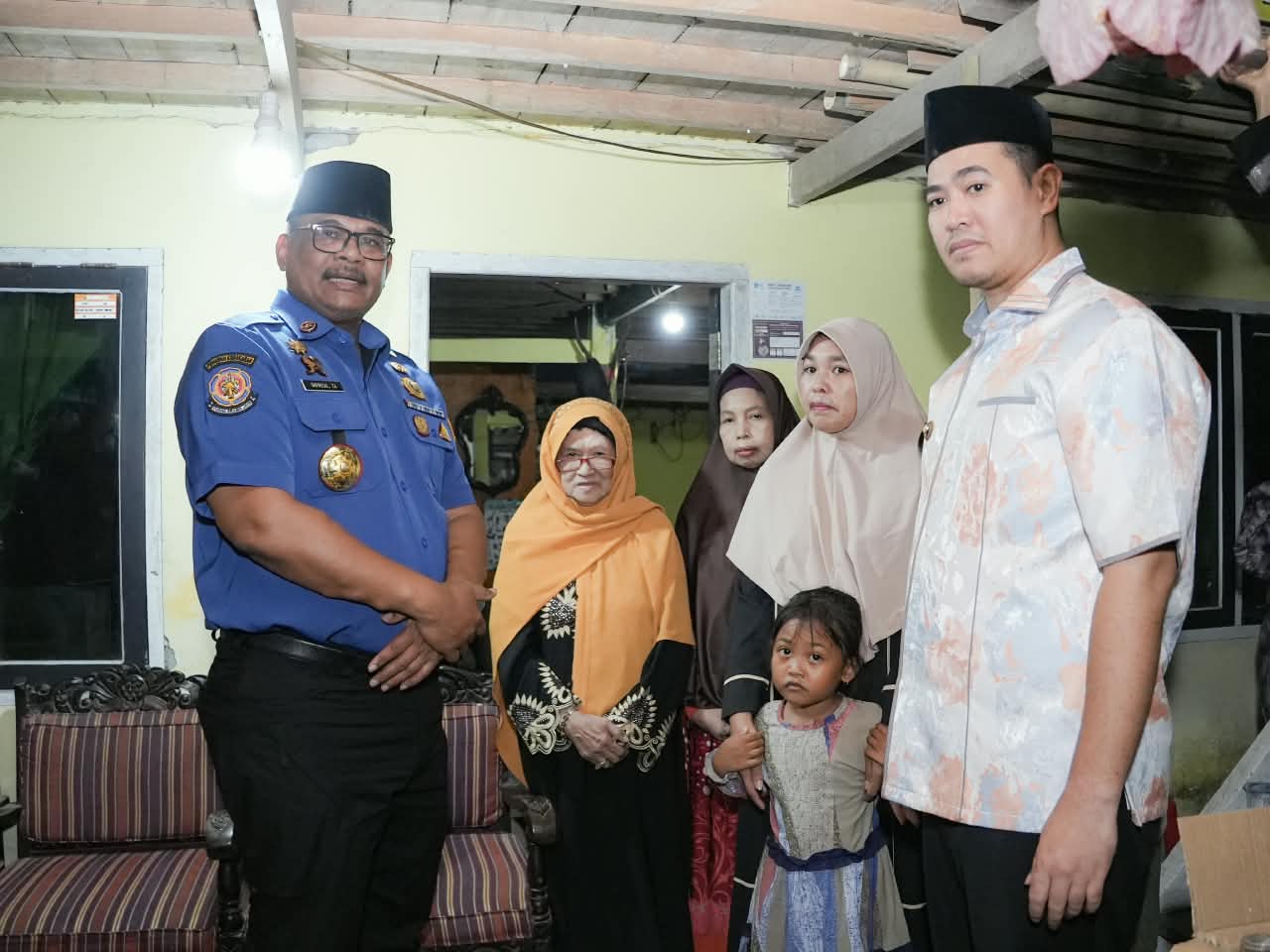 Sampaikan santunan mendagri, Safrizal Datangi Rumah Duka Tiga Anggota Damkar Pangkep: Duka Ini Jadi Momentum Berbenah 2 IMG 20261002 WA0000