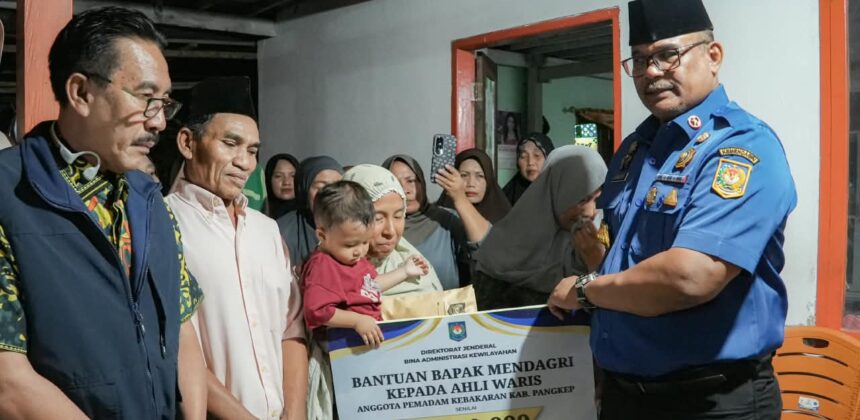 Sampaikan santunan mendagri, Safrizal Datangi Rumah Duka Tiga Anggota Damkar Pangkep: Duka Ini Jadi Momentum Berbenah