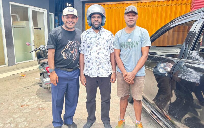 Dua Tahun Menjadi Senator, Lamek Dowansiba Tetap Berkeliling Papua Barat dengan Sepeda Motor