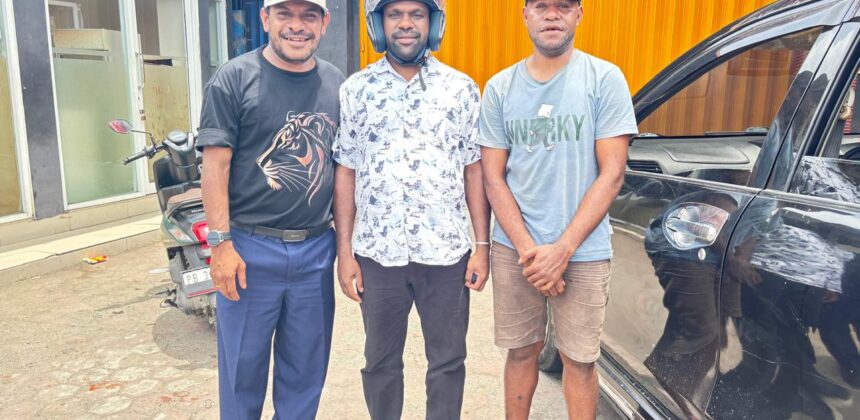 Dua Tahun Menjadi Senator, Lamek Dowansiba Tetap Berkeliling Papua Barat dengan Sepeda Motor