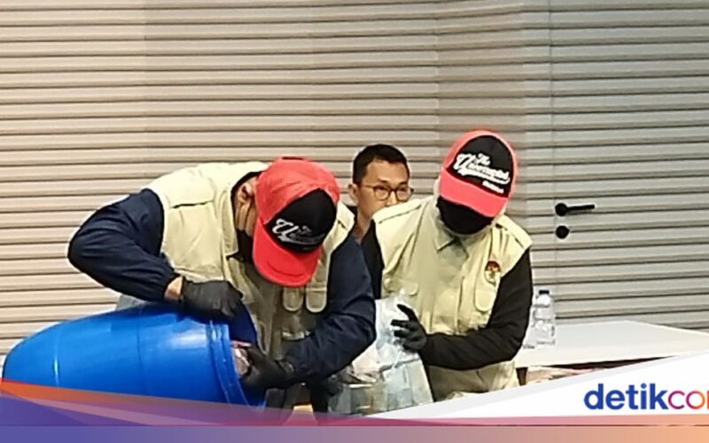 OTT Bupati Klaten, Tong Biru Simpan Uang Korupsi Terungkap