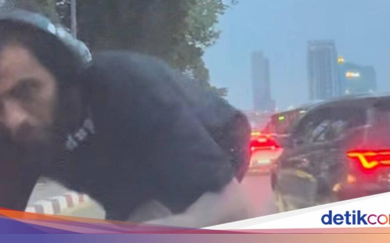 WNA Naik Kap Mobil di Jalan Gatot Subroto, Imigrasi Bergerak Cepat